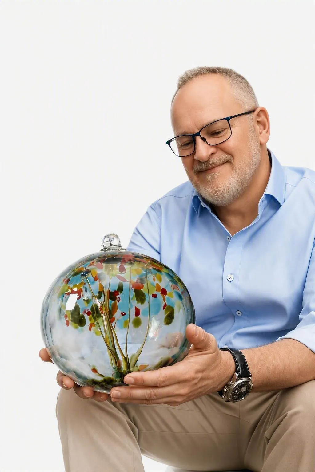 Christian Duchesne tenant une boule de verre soufflé
